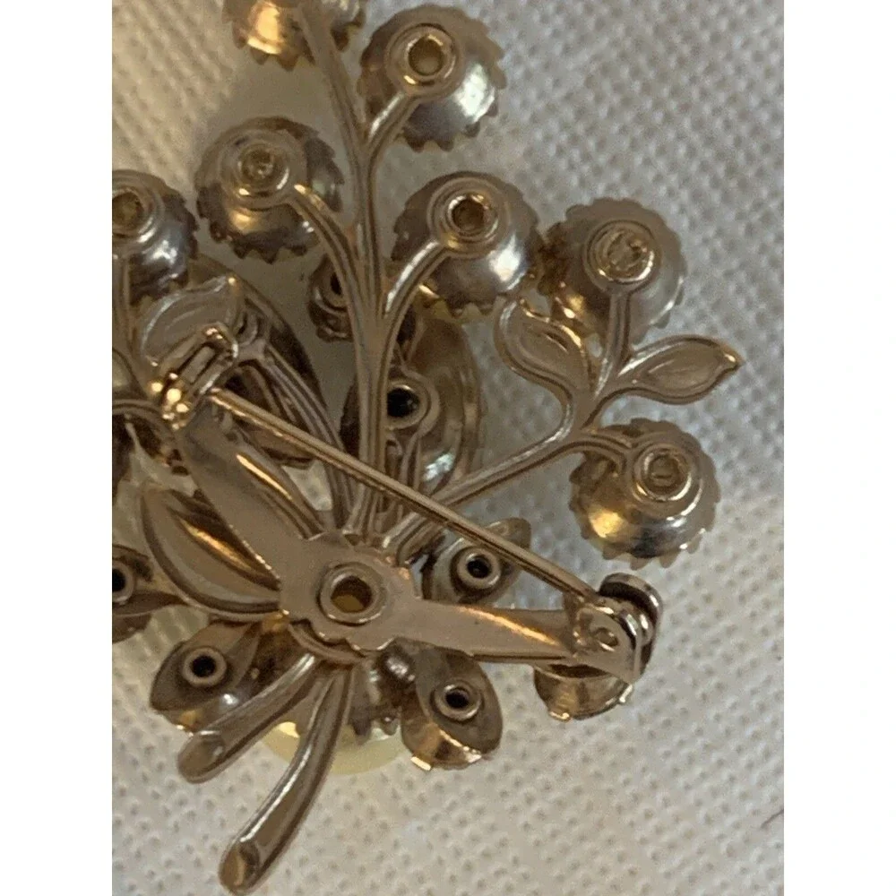 Vintage Brooch Unbranded Pearl Look Gold Toned Flower with Stem Pin irridescent